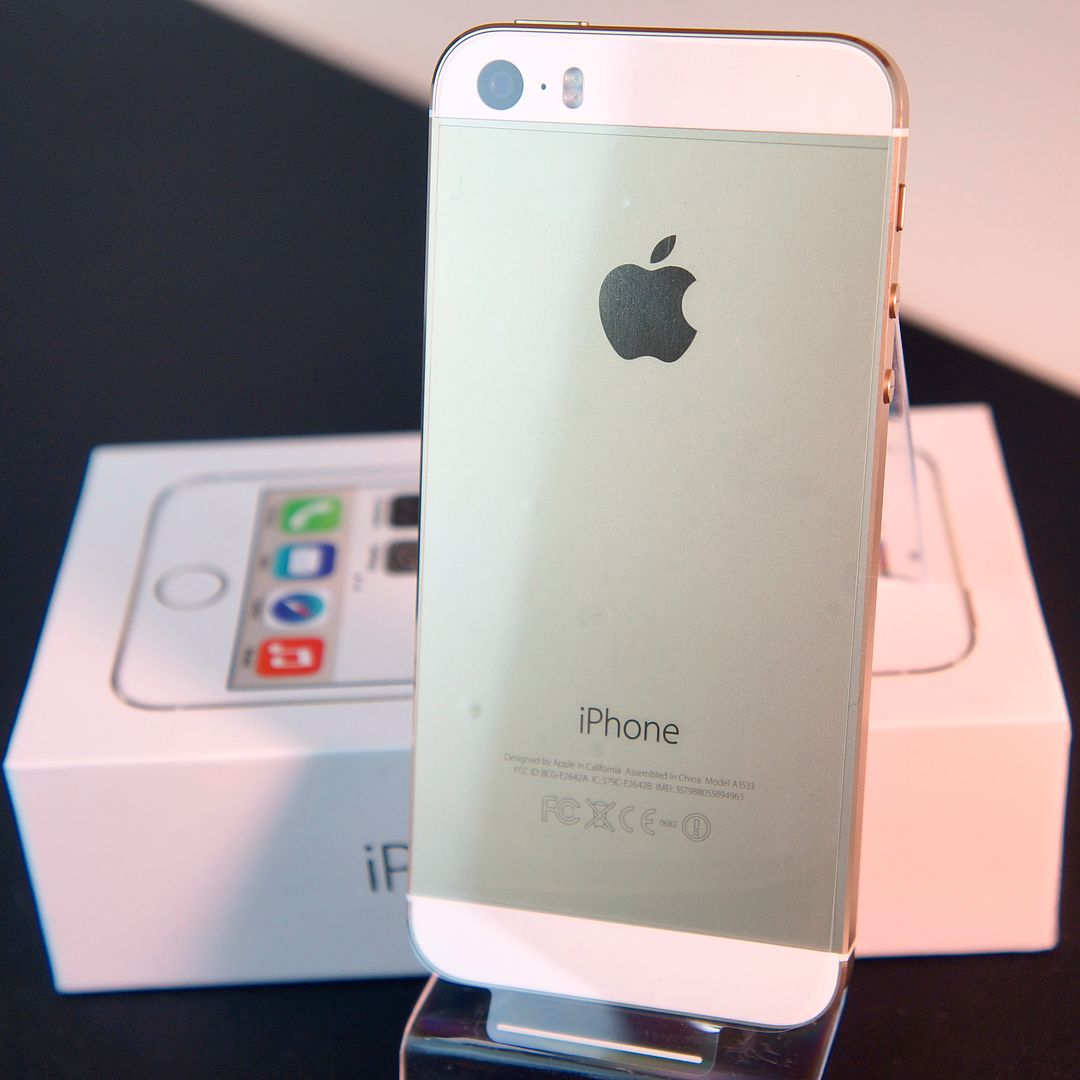 ... Refurbished Apple iPhone 5S 16 GB Gold Smartphone (CLEAN ESN-Verizon