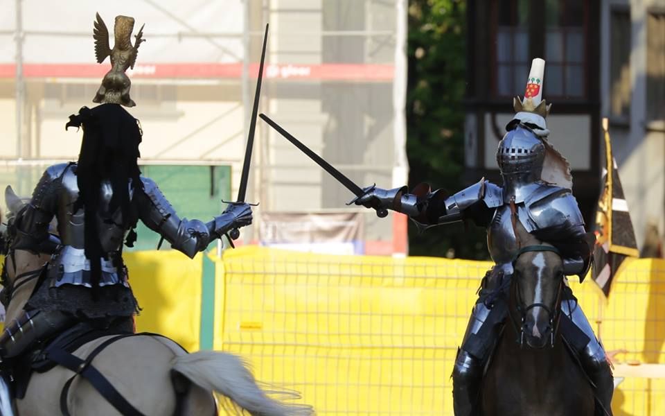 Jousters Arne Koets and Alix van Zijl during the mounted melee at the Grand Tournament at Schaffhausen (photo by Andreas Petitjean)