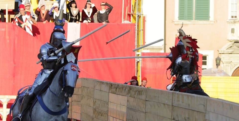 Joram van Essen(left) breaks his lance against Dominic Sewell(right). In the background, you can see the Ladies Court watching the joust. (photo by Andreas Petitjean)