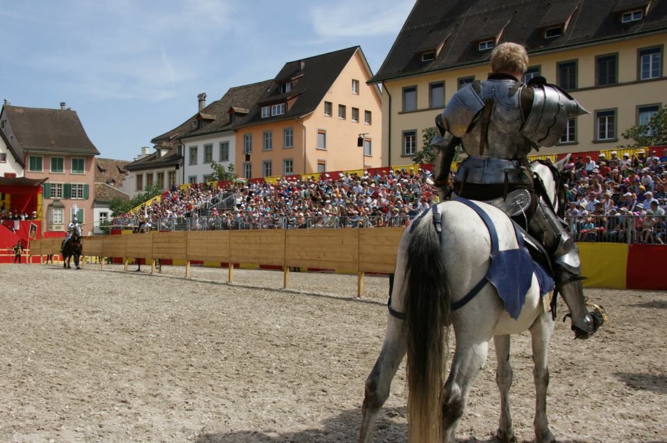 Petter Ellingsen waits at the end of the tilt while two other jousters compete in front of a sold out audience (photo by Ingrid Isabella von Altdorf)