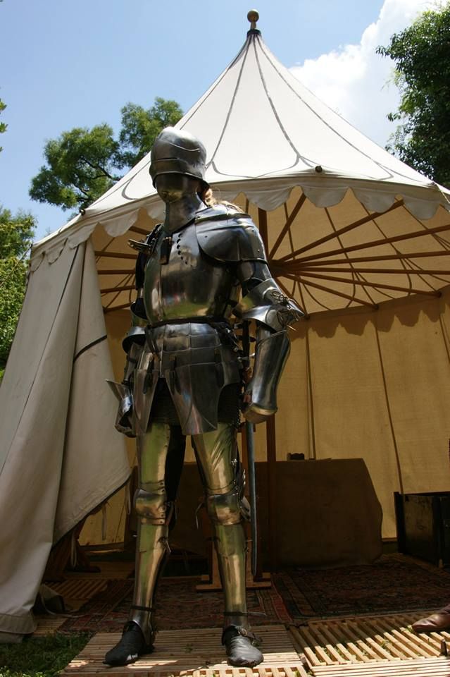 Jouster Wouter Nicolai stands armoured as part of a demonstration (photo by Ingrid Isabella von Altdorf)