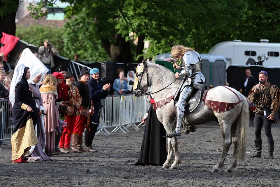 Wouter Nicolai humbly bows his head as he accepts the Award for Chivalry at  St. Hallvard's Jousting Tournament 2014 (photo by Renate Skeie)