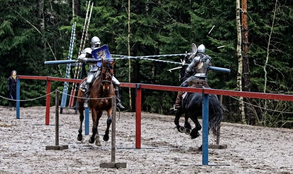 Jaakko Nuotio (left) jousts his wife Anu Nuotio (right) during the jousting competition at the Finnish National Championships 2015 (photo by Marjo Lunden)
