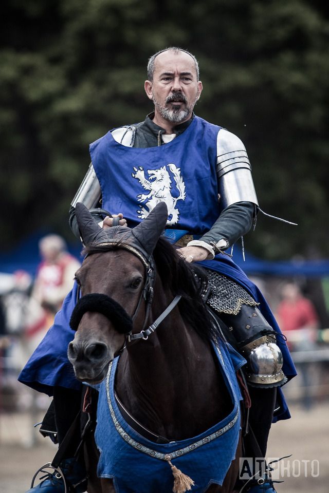 Andrew McKinnon riding Charlie Warhorse during Harcourt Park 2015 (photo by ATPhoto)