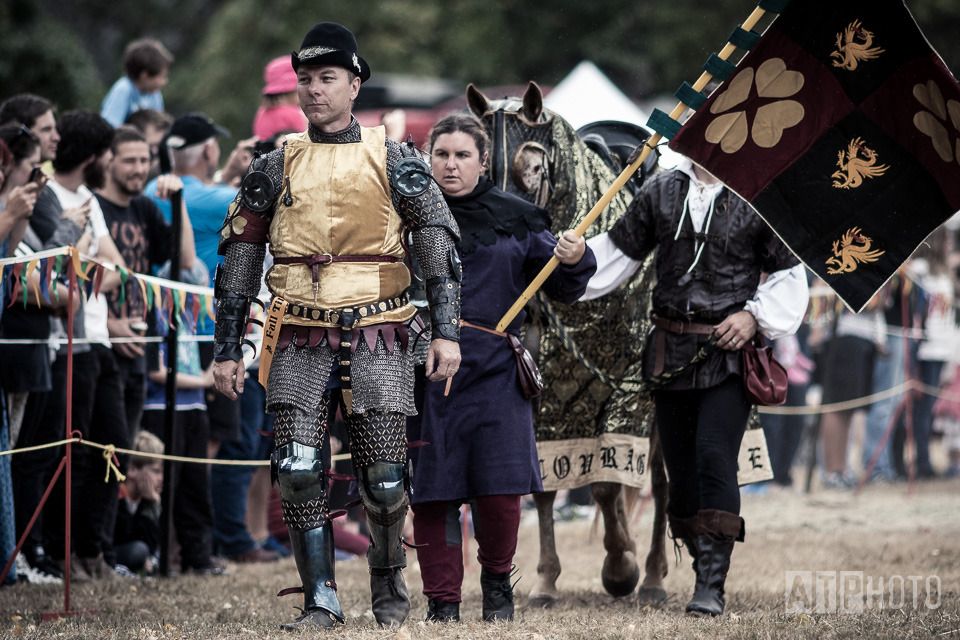 Rod Walker walks the list field in his 14th century armour during Harcourt Park 2015 (photo by ATPhoto)