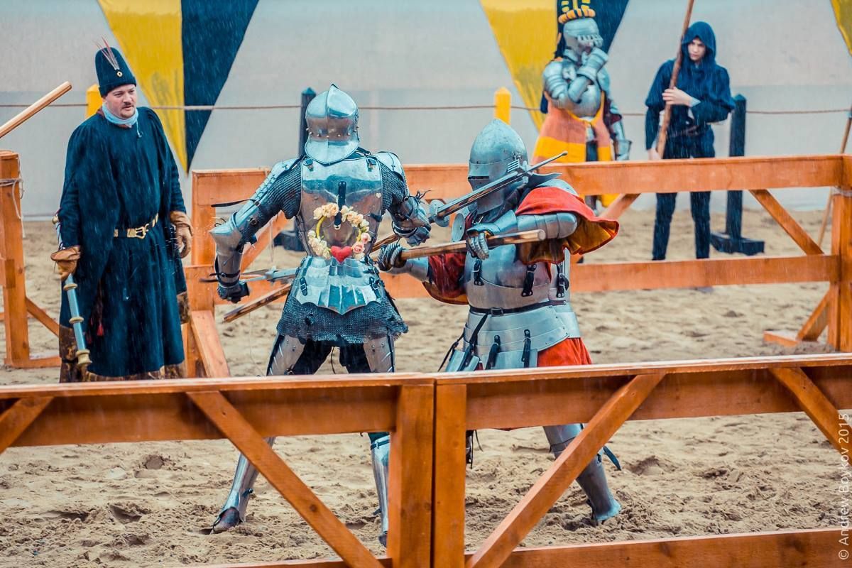 Arne Koets(left) and Alexsey Malinin(right) fight with poleaxes at the Tournament of St. George 2015, Moscow, Russia(photo by Andrew Boykov/Ratobor Show)