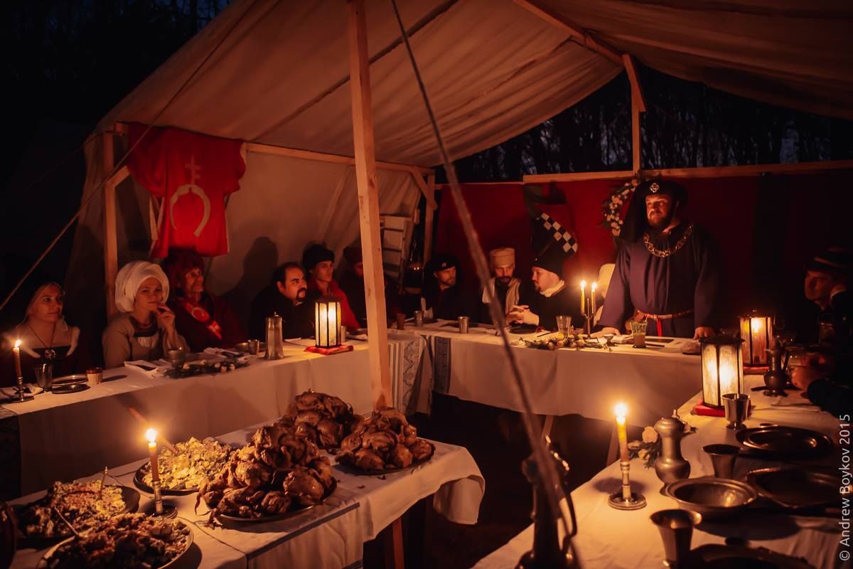 Participants enjoy a grand feast during the Tournament of St George 2015 in Moscow, Russia (photo by Andrew Boykov/Ratobor Show)