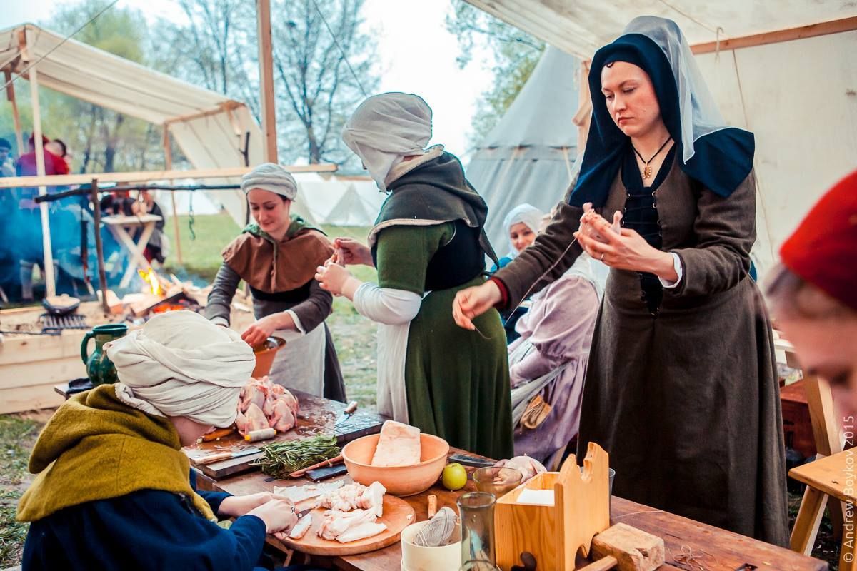 Preparing the feast for the Tournament of St. George 2015, Moscow, Russia(photo by Andrew Boykov/Ratobor Show)