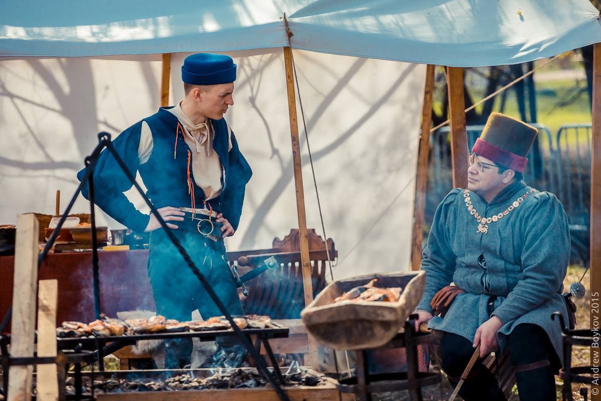 Cooking the feast for the Tournament of St. George 2015, Moscow, Russia(photo by Andrew Boykov/Ratobor Show)