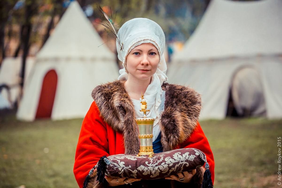 Marina Savchenko, leader of the Court of Honour, carries the championship prize, a replica of a XV century tournament cup, for the Tournament of St George 2015 in Moscow, Russia (photo by Andrew Boykov/Ratobor Show)