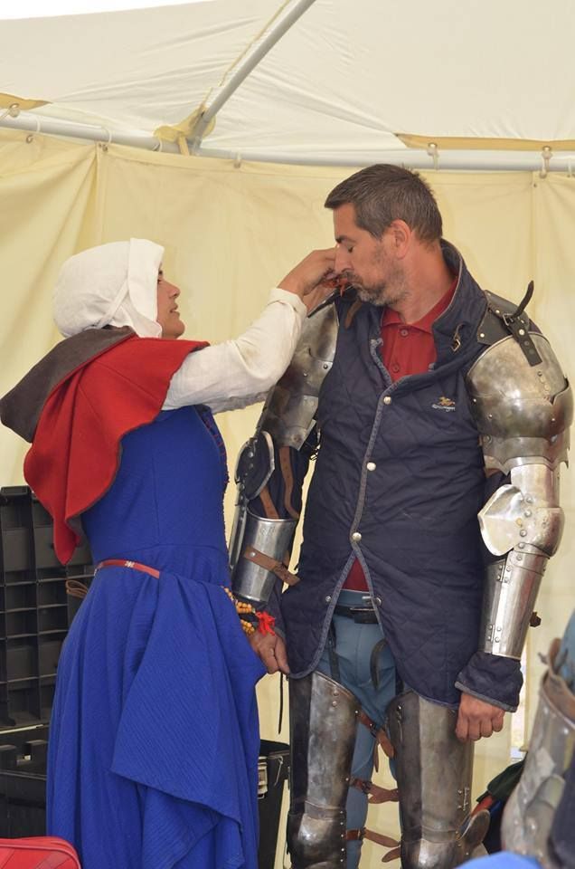 Caroline LaBrie helps Nicola Corrarello with his jousting armour, Brooks 2014 (photo by Twyla Brower Wehnes)