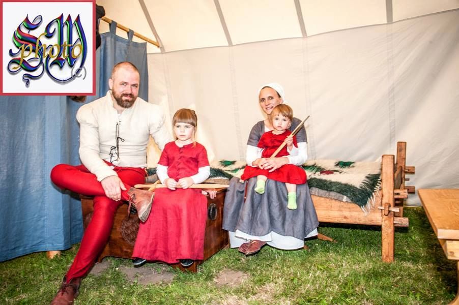 Polish jouster Jan Gradon with his wife and daughters, Arundel Castle, 2014 (photo by Stephen Moss)