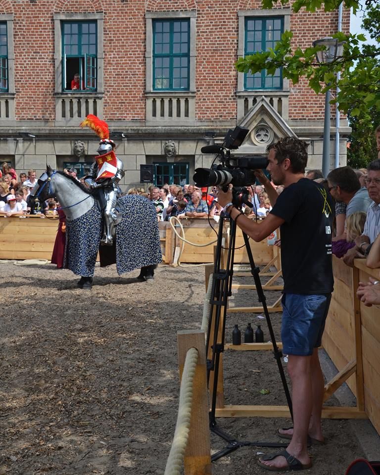 Siebren Doolaard, videotaping the action at the Nyborg Joust 2014 (photo by Hanno van Harten)