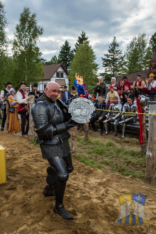 Patrice Rolland holds the prize for winning the jousting competition at Bicolline 2014 (photo by Eric Dube)