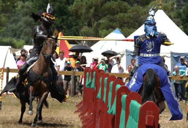 Jezz Smith(left) jousts Andrew McKinnon(right) at the Taupo joust 2010 (photo by Scott Marks)