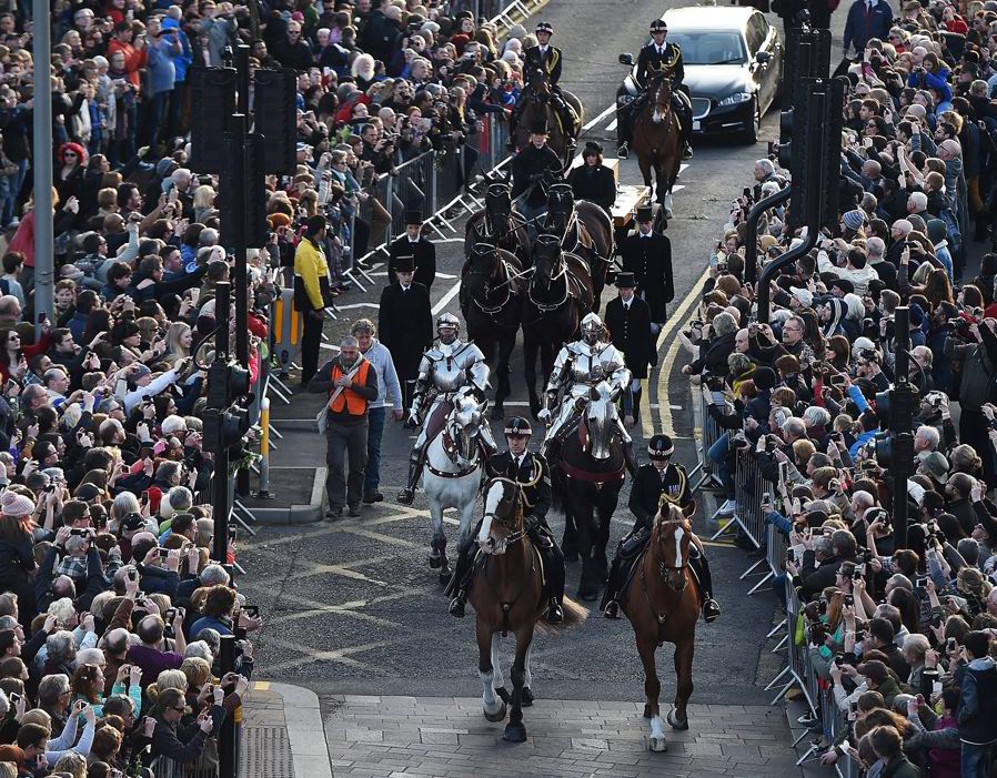 Dominic Sewell(left) and Toby Capwell(right) lead Richard III's burial procession towards Leicester Cathedral(photo by Andy Rain/European Pressphoto Agency)