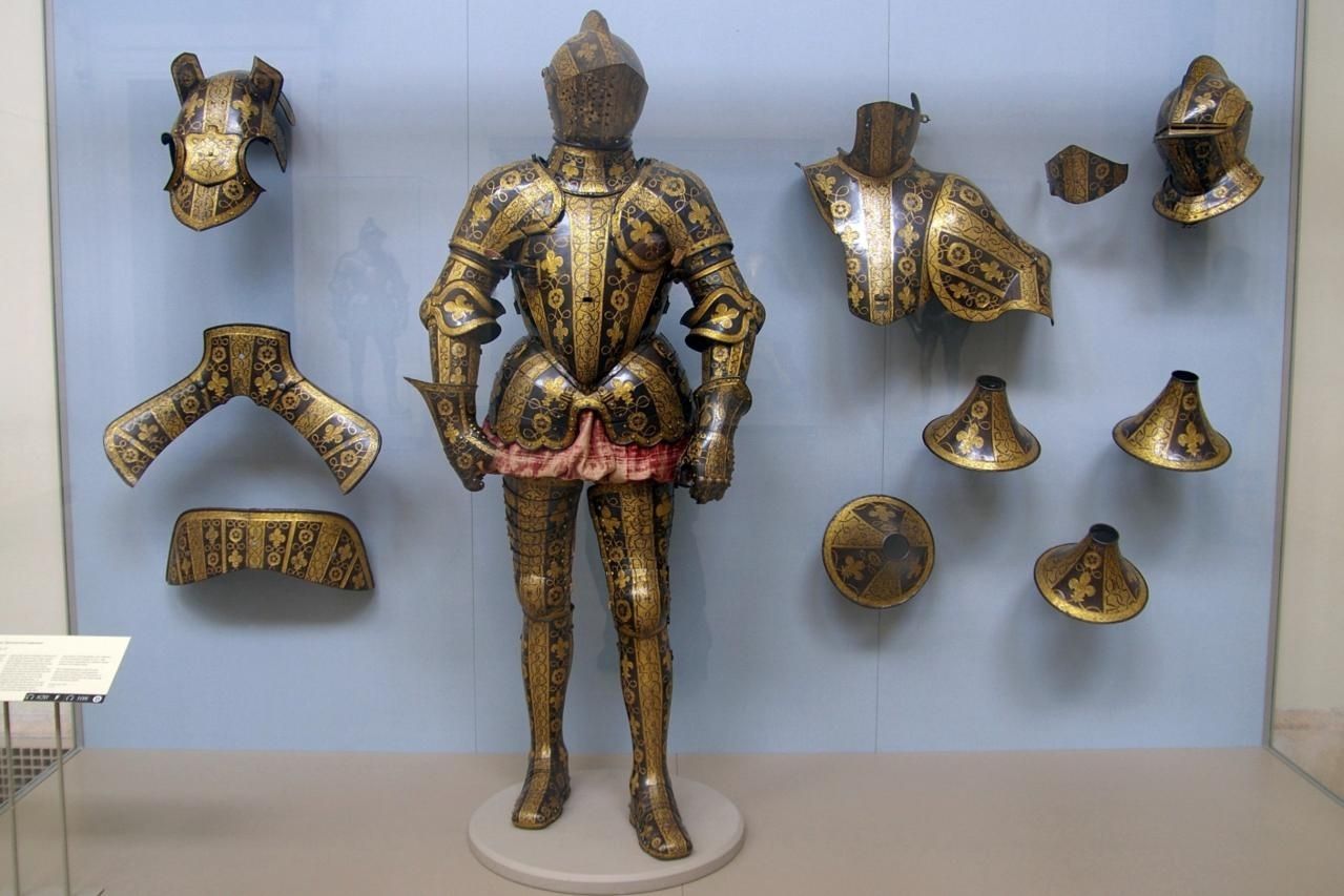 The garniture of George Clifford in the Metropolitan Museum of Art(photo by Thoog)